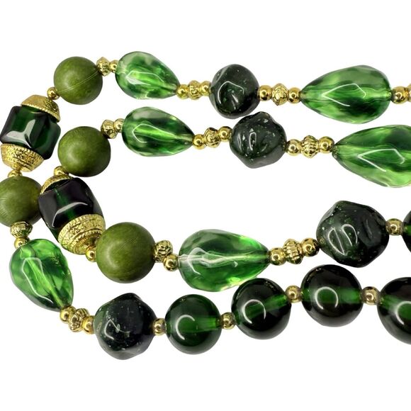 Vintage Green Glass Beaded Necklace 30" Gold Tone Lucite Classic - Picture 9 of 11